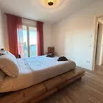 Apartman 10 Min Walk From The Beach, Free Swimming Pool