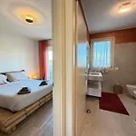 10 Min Walk From The Beach, Free Swimming Pool